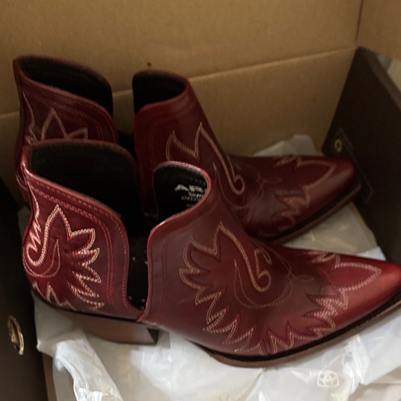 Brand New Ariat Women's Embroidered Ankle Booties - Burgundy - Picture 6 of 6